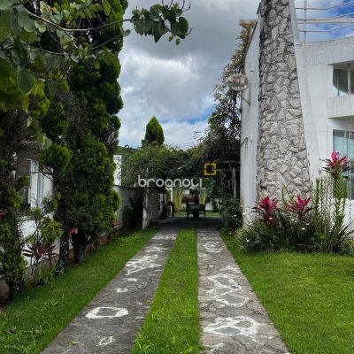 Casa com 200m², 3 quartos (sendo 1 suíte), 4 garagens, no bairro Cachoeira do Bom Jesus em Florianópolis