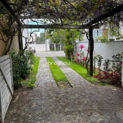 Casa com 200m², 3 quartos (sendo 1 suíte), 4 garagens, no bairro Cachoeira do Bom Jesus em Florianópolis