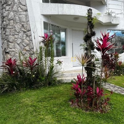 Casa com 200m², 3 quartos (sendo 1 suíte), 4 garagens, no bairro Cachoeira do Bom Jesus em Florianópolis