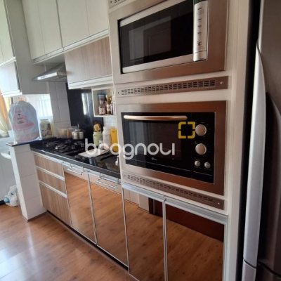 Apartamento com 58m², 2 quartos, 1 garagem, no bairro Barreiros em São José