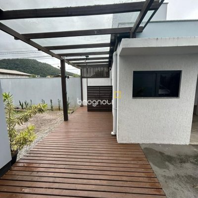 Casa com 110m², 2 quartos (sendo 1 suíte), 4 garagens, no bairro Rio Tavares em Florianópolis