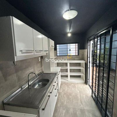 Casa com 110m², 2 quartos (sendo 1 suíte), 4 garagens, no bairro Rio Tavares em Florianópolis