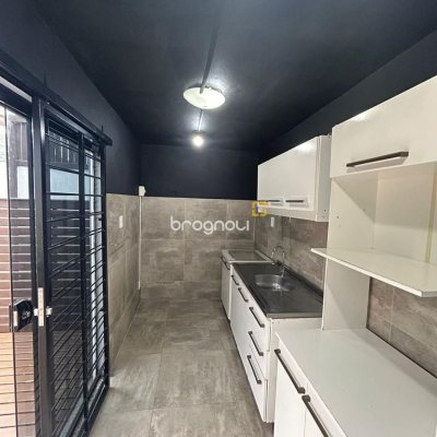 Casa com 110m², 2 quartos (sendo 1 suíte), 4 garagens, no bairro Rio Tavares em Florianópolis