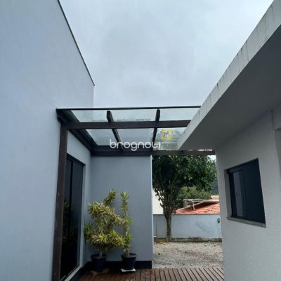 Casa com 110m², 2 quartos (sendo 1 suíte), 4 garagens, no bairro Rio Tavares em Florianópolis