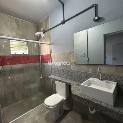 Casa com 110m², 2 quartos (sendo 1 suíte), 4 garagens, no bairro Rio Tavares em Florianópolis