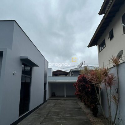 Casa com 110m², 2 quartos (sendo 1 suíte), 4 garagens, no bairro Rio Tavares em Florianópolis