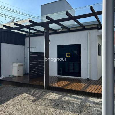 Casa com 110m², 2 quartos (sendo 1 suíte), 4 garagens, no bairro Rio Tavares em Florianópolis