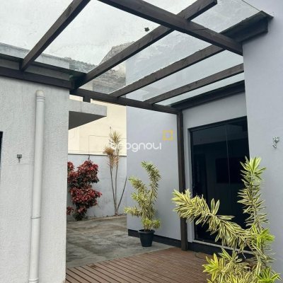 Casa com 110m², 2 quartos (sendo 1 suíte), 4 garagens, no bairro Rio Tavares em Florianópolis