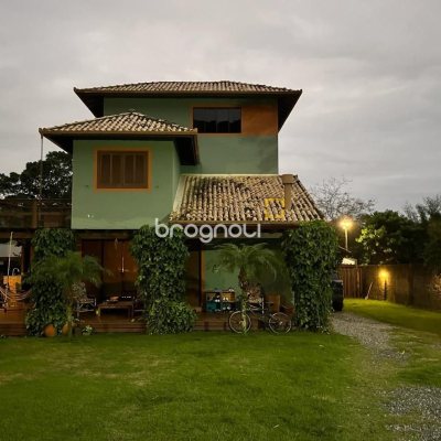 Casa com 250m², 3 quartos (sendo 2 suítes), 2 garagens, no bairro Açores em Florianópolis
