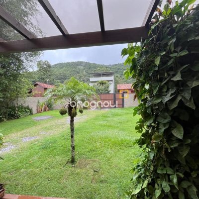 Casa com 250m², 3 quartos (sendo 2 suítes), 2 garagens, no bairro Açores em Florianópolis