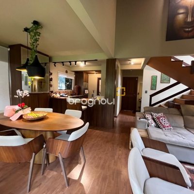 Casa com 250m², 3 quartos (sendo 2 suítes), 2 garagens, no bairro Açores em Florianópolis