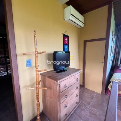 Casa com 250m², 3 quartos (sendo 2 suítes), 2 garagens, no bairro Açores em Florianópolis