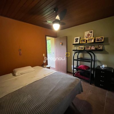 Casa com 250m², 3 quartos (sendo 2 suítes), 2 garagens, no bairro Açores em Florianópolis