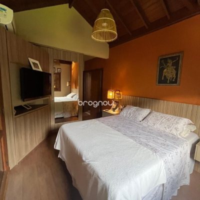 Casa com 250m², 3 quartos (sendo 2 suítes), 2 garagens, no bairro Açores em Florianópolis