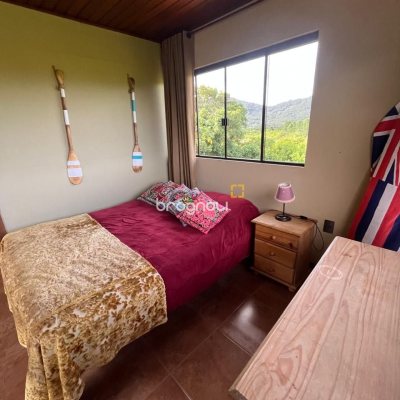 Casa com 250m², 3 quartos (sendo 2 suítes), 2 garagens, no bairro Açores em Florianópolis