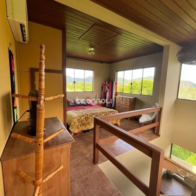 Casa com 250m², 3 quartos (sendo 2 suítes), 2 garagens, no bairro Açores em Florianópolis