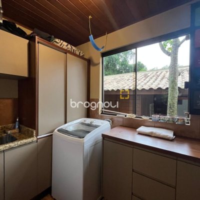 Casa com 250m², 3 quartos (sendo 2 suítes), 2 garagens, no bairro Açores em Florianópolis