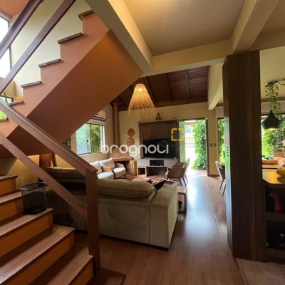 Casa com 250m², 3 quartos (sendo 2 suítes), 2 garagens, no bairro Açores em Florianópolis