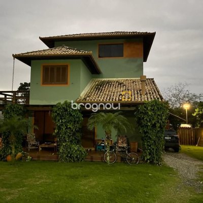 Casa com 250m², 3 quartos (sendo 2 suítes), 2 garagens, no bairro Açores em Florianópolis