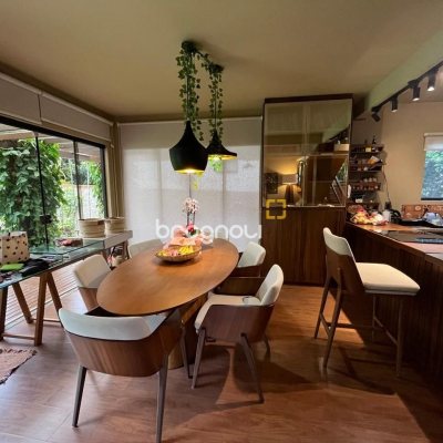 Casa com 250m², 3 quartos (sendo 2 suítes), 2 garagens, no bairro Açores em Florianópolis
