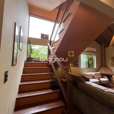 Casa com 250m², 3 quartos (sendo 2 suítes), 2 garagens, no bairro Açores em Florianópolis