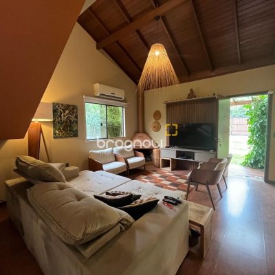 Casa com 250m², 3 quartos (sendo 2 suítes), 2 garagens, no bairro Açores em Florianópolis