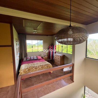 Casa com 250m², 3 quartos (sendo 2 suítes), 2 garagens, no bairro Açores em Florianópolis
