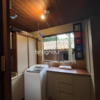 Casa com 250m², 3 quartos (sendo 2 suítes), 2 garagens, no bairro Açores em Florianópolis