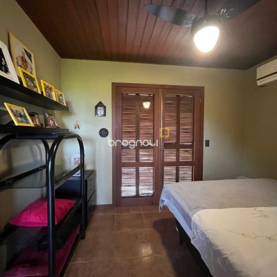 Casa com 250m², 3 quartos (sendo 2 suítes), 2 garagens, no bairro Açores em Florianópolis