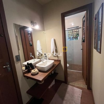 Casa com 250m², 3 quartos (sendo 2 suítes), 2 garagens, no bairro Açores em Florianópolis