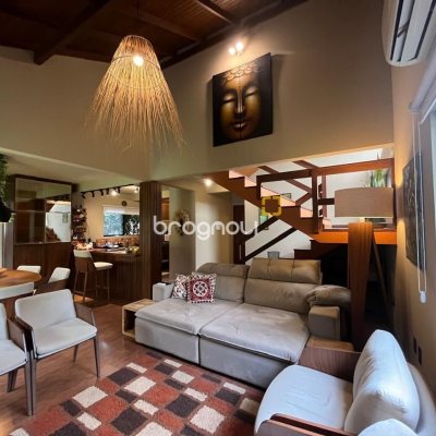 Casa com 250m², 3 quartos (sendo 2 suítes), 2 garagens, no bairro Açores em Florianópolis