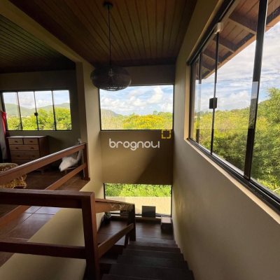 Casa com 250m², 3 quartos (sendo 2 suítes), 2 garagens, no bairro Açores em Florianópolis