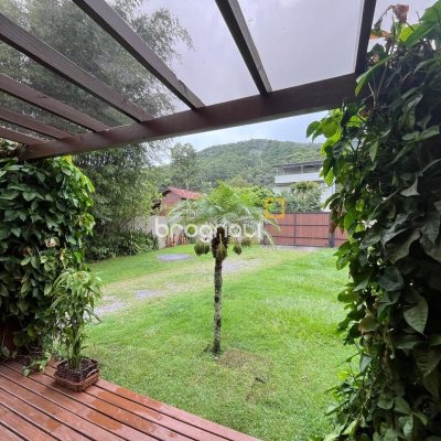 Casa com 250m², 3 quartos (sendo 2 suítes), 2 garagens, no bairro Açores em Florianópolis