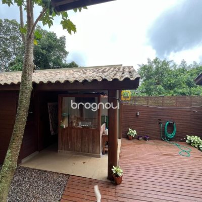 Casa com 250m², 3 quartos (sendo 2 suítes), 2 garagens, no bairro Açores em Florianópolis