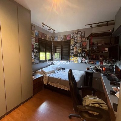 Casa com 250m², 3 quartos (sendo 2 suítes), 2 garagens, no bairro Açores em Florianópolis