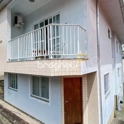 Casa com 253m², 3 quartos (sendo 1 suíte), 3 garagens, no bairro Trindade em Florianópolis