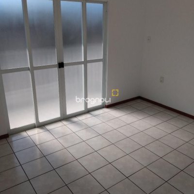 Casa com 253m², 3 quartos (sendo 1 suíte), 3 garagens, no bairro Trindade em Florianópolis