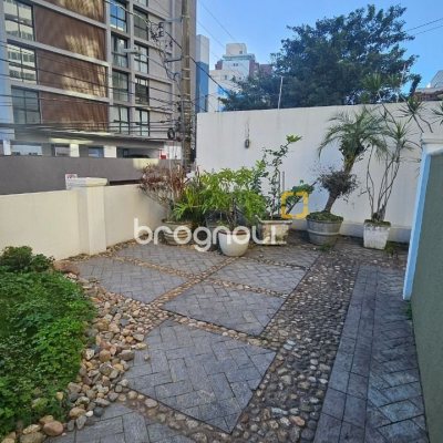 Casa com 350m², 4 quartos (sendo 3 suítes), 2 garagens, no bairro Centro em Florianópolis