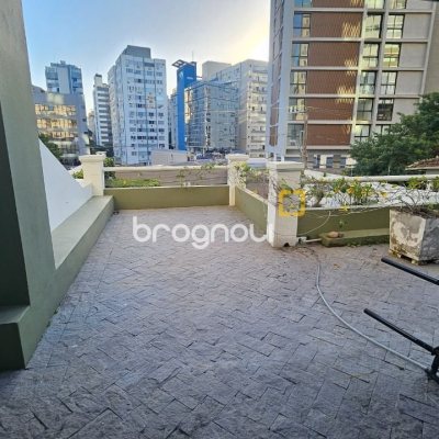 Casa com 350m², 4 quartos (sendo 3 suítes), 2 garagens, no bairro Centro em Florianópolis