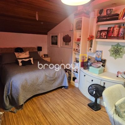 Casa com 350m², 4 quartos (sendo 3 suítes), 2 garagens, no bairro Centro em Florianópolis