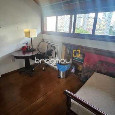 Casa com 350m², 4 quartos (sendo 3 suítes), 2 garagens, no bairro Centro em Florianópolis