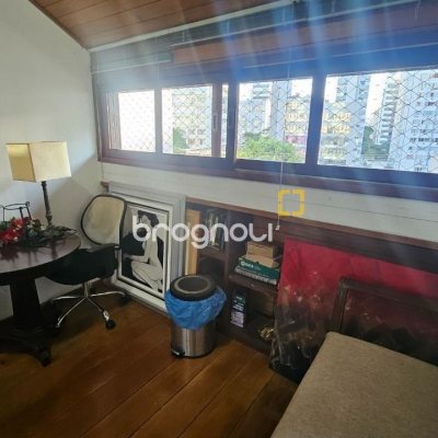 Casa com 350m², 4 quartos (sendo 3 suítes), 2 garagens, no bairro Centro em Florianópolis