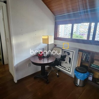 Casa com 350m², 4 quartos (sendo 3 suítes), 2 garagens, no bairro Centro em Florianópolis