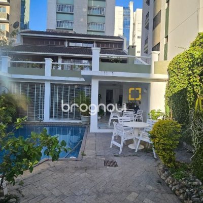 Casa com 350m², 4 quartos (sendo 3 suítes), 2 garagens, no bairro Centro em Florianópolis