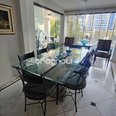 Casa com 350m², 4 quartos (sendo 3 suítes), 2 garagens, no bairro Centro em Florianópolis