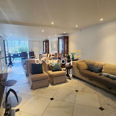 Casa com 350m², 4 quartos (sendo 3 suítes), 2 garagens, no bairro Centro em Florianópolis