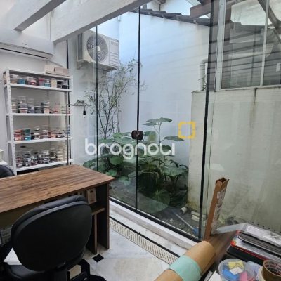 Casa com 350m², 4 quartos (sendo 3 suítes), 2 garagens, no bairro Centro em Florianópolis
