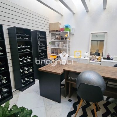 Casa com 350m², 4 quartos (sendo 3 suítes), 2 garagens, no bairro Centro em Florianópolis