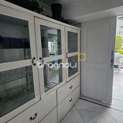Casa com 350m², 4 quartos (sendo 3 suítes), 2 garagens, no bairro Centro em Florianópolis