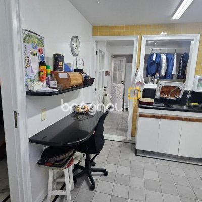Casa com 350m², 4 quartos (sendo 3 suítes), 2 garagens, no bairro Centro em Florianópolis